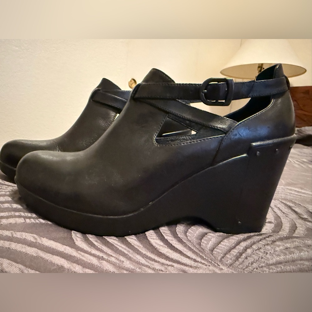 Dansko black leather wedge classic shoes